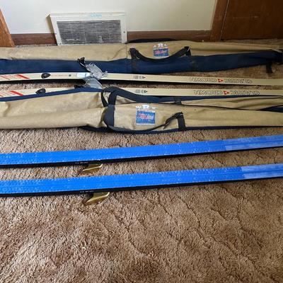 VINTAGE FISCHER CLASSIC CROWN CROSS COUNTRY SKIS