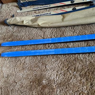 VINTAGE FISCHER CLASSIC CROWN CROSS COUNTRY SKIS