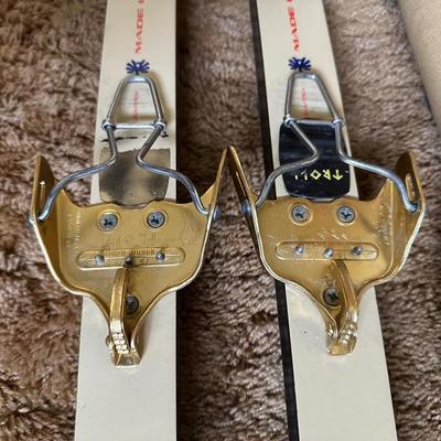 VINTAGE FISCHER CLASSIC CROWN CROSS COUNTRY SKIS