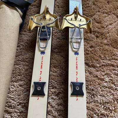 VINTAGE FISCHER CLASSIC CROWN CROSS COUNTRY SKIS