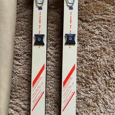 VINTAGE FISCHER CLASSIC CROWN CROSS COUNTRY SKIS