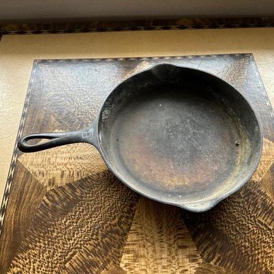 VINTAGE GRISWOLD CAST IRON SKILLET 8