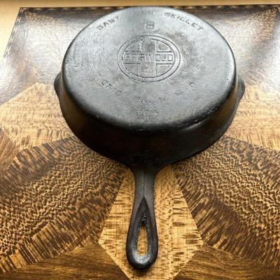 VINTAGE GRISWOLD CAST IRON SKILLET 8