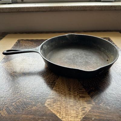 VINTAGE GRISWOLD CAST IRON SKILLET 8