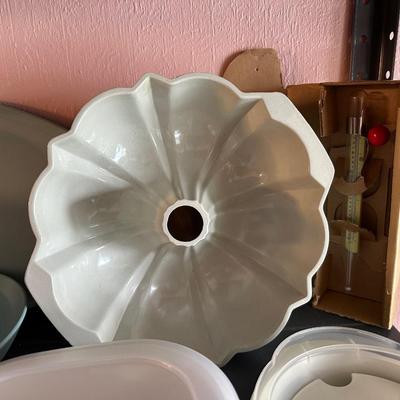 VARIETY OF KITCHENWARE