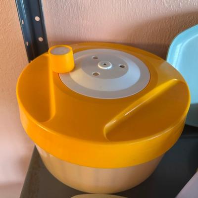 VARIETY OF KITCHENWARE