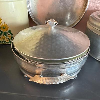 VINTAGE MIRRO SPUN ALUMINUM CAKE CARRIER WITH URANIUM GLASS KNOB, METAL CONTAINERS, VINTAGE PYREX HAMMERED ALUMINUM GLASS CASSEROLE DISH...