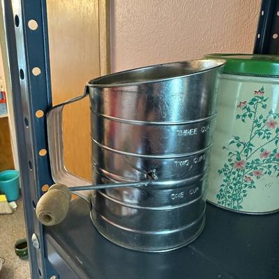 VINTAGE MIRRO SPUN ALUMINUM CAKE CARRIER WITH URANIUM GLASS KNOB, METAL CONTAINERS, VINTAGE PYREX HAMMERED ALUMINUM GLASS CASSEROLE DISH...