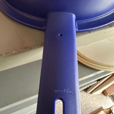 TUPPERWARE HEAT N SERVE CONTAINER, STRAINER AND CAKE CONTAINER
