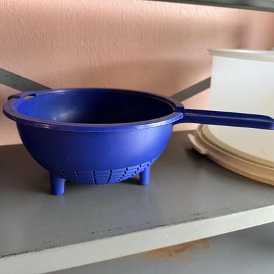 TUPPERWARE HEAT N SERVE CONTAINER, STRAINER AND CAKE CONTAINER