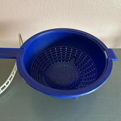 TUPPERWARE HEAT N SERVE CONTAINER, STRAINER AND CAKE CONTAINER