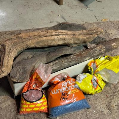 AQUARIUM DRIFTWOOD AND GRAVEL