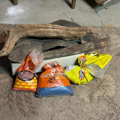 AQUARIUM DRIFTWOOD AND GRAVEL