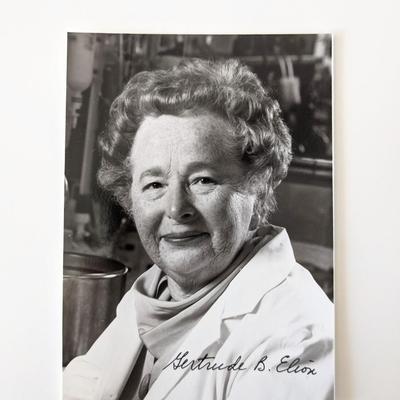 Nobel Prize Winner Gertrude B. Elion signed photo