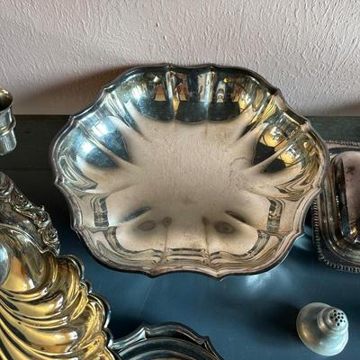 ASSORTMENT OF SILVER PLATE AND ALUMINUM SALT AND PEPPER SHAKERS