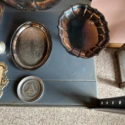 ASSORTMENT OF SILVER PLATE AND ALUMINUM SALT AND PEPPER SHAKERS