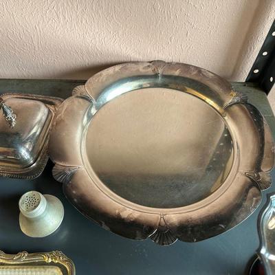 ASSORTMENT OF SILVER PLATE AND ALUMINUM SALT AND PEPPER SHAKERS