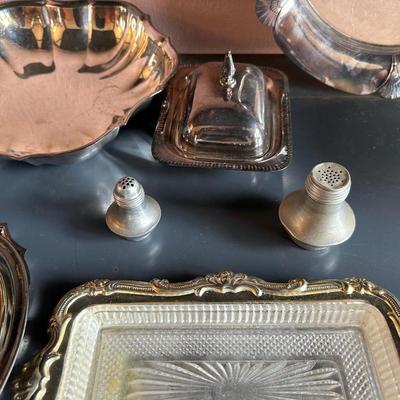 ASSORTMENT OF SILVER PLATE AND ALUMINUM SALT AND PEPPER SHAKERS