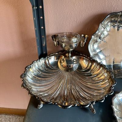 ASSORTMENT OF SILVER PLATE AND ALUMINUM SALT AND PEPPER SHAKERS