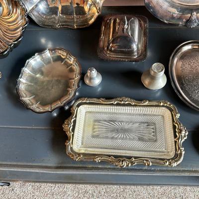 ASSORTMENT OF SILVER PLATE AND ALUMINUM SALT AND PEPPER SHAKERS