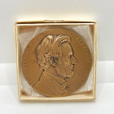 LOT 30: Collection of Bronze / Metal Collectible Tokens / Medals - Zachary Taylor (CC Wright), Abraham Lincoln, Washington Irving,...