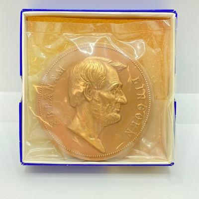 LOT 33: Vintage Collection of Medals / Tokens - Rosa Parks, Abraham Lincoln, American Numismatic Association and More