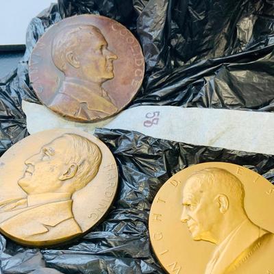 LOT 58: Bronze Medals Featuring Ronald Regan and Other Presidents