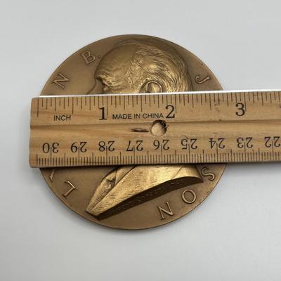LOT 82: Bronze Metal Medallions: Harry S Truman, Franklin D Roosevelt, Warren Burger, Lydon B Johnson, Robert W Woolley