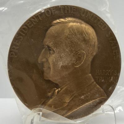 LOT 82: Bronze Metal Medallions: Harry S Truman, Franklin D Roosevelt, Warren Burger, Lydon B Johnson, Robert W Woolley