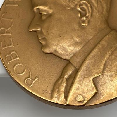 LOT 83: Collectible Bronze Metals Medallions: George Bush, Calvin Coolidge, Franklin D Roosevelt, Warren E Burger, Robert Woolley