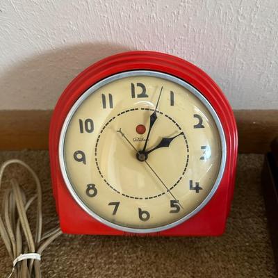 VINTAGE TELECHRON CLOCK AND VINTAGE AMERICAN BELL ROTARY PHONE