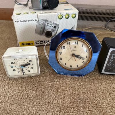 NIKON COOLPIX 4300 CAMERA, CLOCKS AND MEMOREX RADIO
