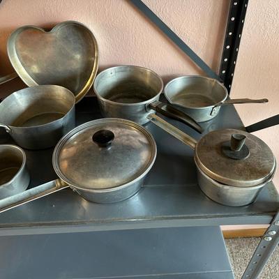 LARGE ASSORTMENT OF ALUMINUM BAKE WARE, POTS, ENAMAL POT AND MORE
