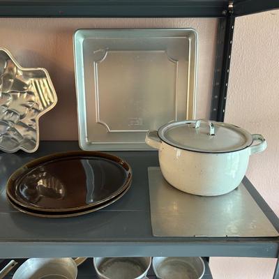 LARGE ASSORTMENT OF ALUMINUM BAKE WARE, POTS, ENAMAL POT AND MORE