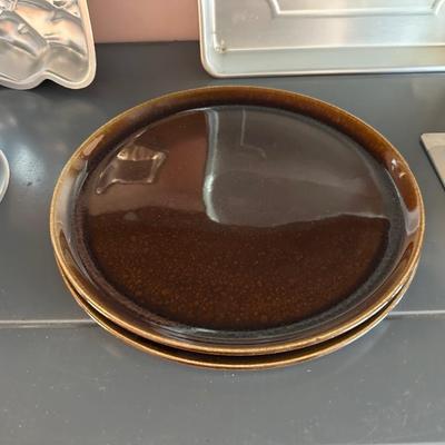 LARGE ASSORTMENT OF ALUMINUM BAKE WARE, POTS, ENAMAL POT AND MORE