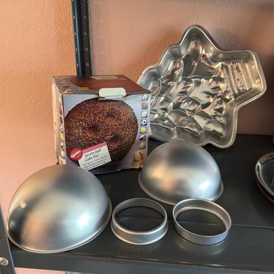LARGE ASSORTMENT OF ALUMINUM BAKE WARE, POTS, ENAMAL POT AND MORE