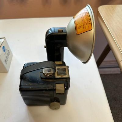 VINTAGE BROWNIE HAWKEYE CAMERA, MINOLTA RIVA ZOOM 90 CAMERA AND KODAK STAR 235 CAMERA