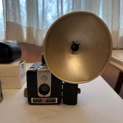 VINTAGE BROWNIE HAWKEYE CAMERA, MINOLTA RIVA ZOOM 90 CAMERA AND KODAK STAR 235 CAMERA