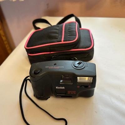 VINTAGE BROWNIE HAWKEYE CAMERA, MINOLTA RIVA ZOOM 90 CAMERA AND KODAK STAR 235 CAMERA