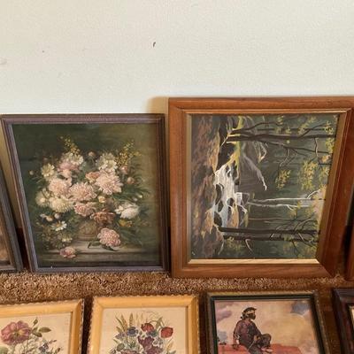 ASSORTMENT OF VINTAGE PICTURE FRAMES AND MIRRORS