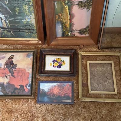 ASSORTMENT OF VINTAGE PICTURE FRAMES AND MIRRORS