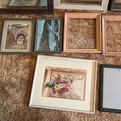 ASSORTMENT OF VINTAGE PICTURE FRAMES AND MIRRORS