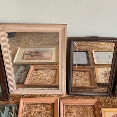 ASSORTMENT OF VINTAGE PICTURE FRAMES AND MIRRORS