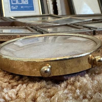 LARGE ASSORTMENT OF VINTAGE PICTURE FRAMES