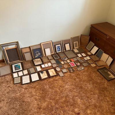 LARGE ASSORTMENT OF VINTAGE PICTURE FRAMES