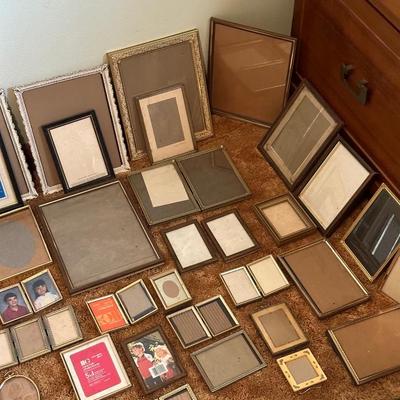 LARGE ASSORTMENT OF VINTAGE PICTURE FRAMES