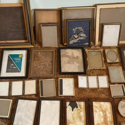 LARGE ASSORTMENT OF VINTAGE PICTURE FRAMES
