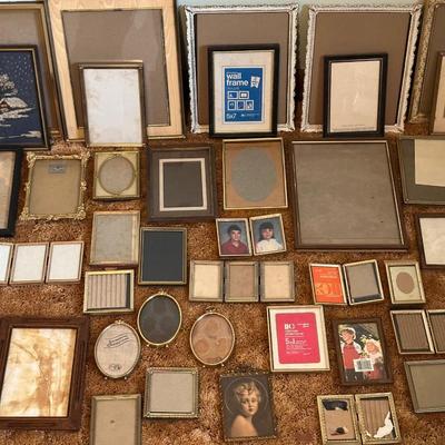 LARGE ASSORTMENT OF VINTAGE PICTURE FRAMES