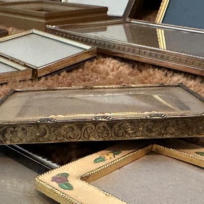 LARGE ASSORTMENT OF VINTAGE PICTURE FRAMES