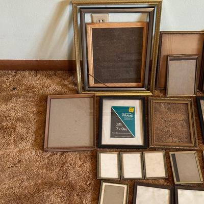 LARGE ASSORTMENT OF VINTAGE PICTURE FRAMES